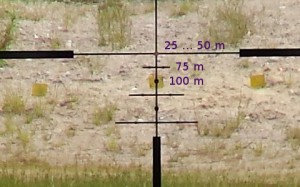 Keltainen neliö on 100 metrin päässä, joten siihen osuu 2 milliradiaania keskipisteestä alaspäin olevalla pisteellä.